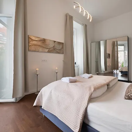 Designer Loft By Opera House, Cozy Artsy Hideout *