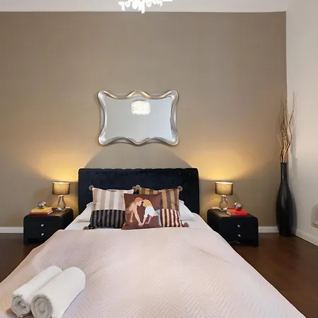 Designer Loft By Opera House, Cozy Artsy Hideout